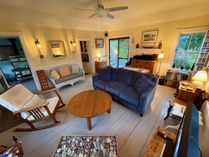 Flachbildfernseher, DVD-Player, Bücher, Musikbibliothek