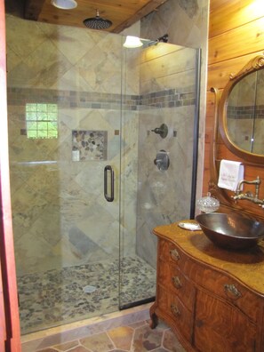 Ducha, secador de pelo, toallas, jabón