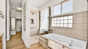 Combined shower/tub, jetted tub, hair dryer, towels