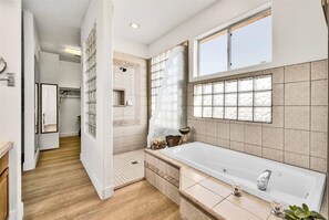 Ensemble douche/baignoire, baignoire à jets, sèche-cheveux