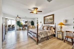 4 bedrooms, desk, iron/ironing board, WiFi