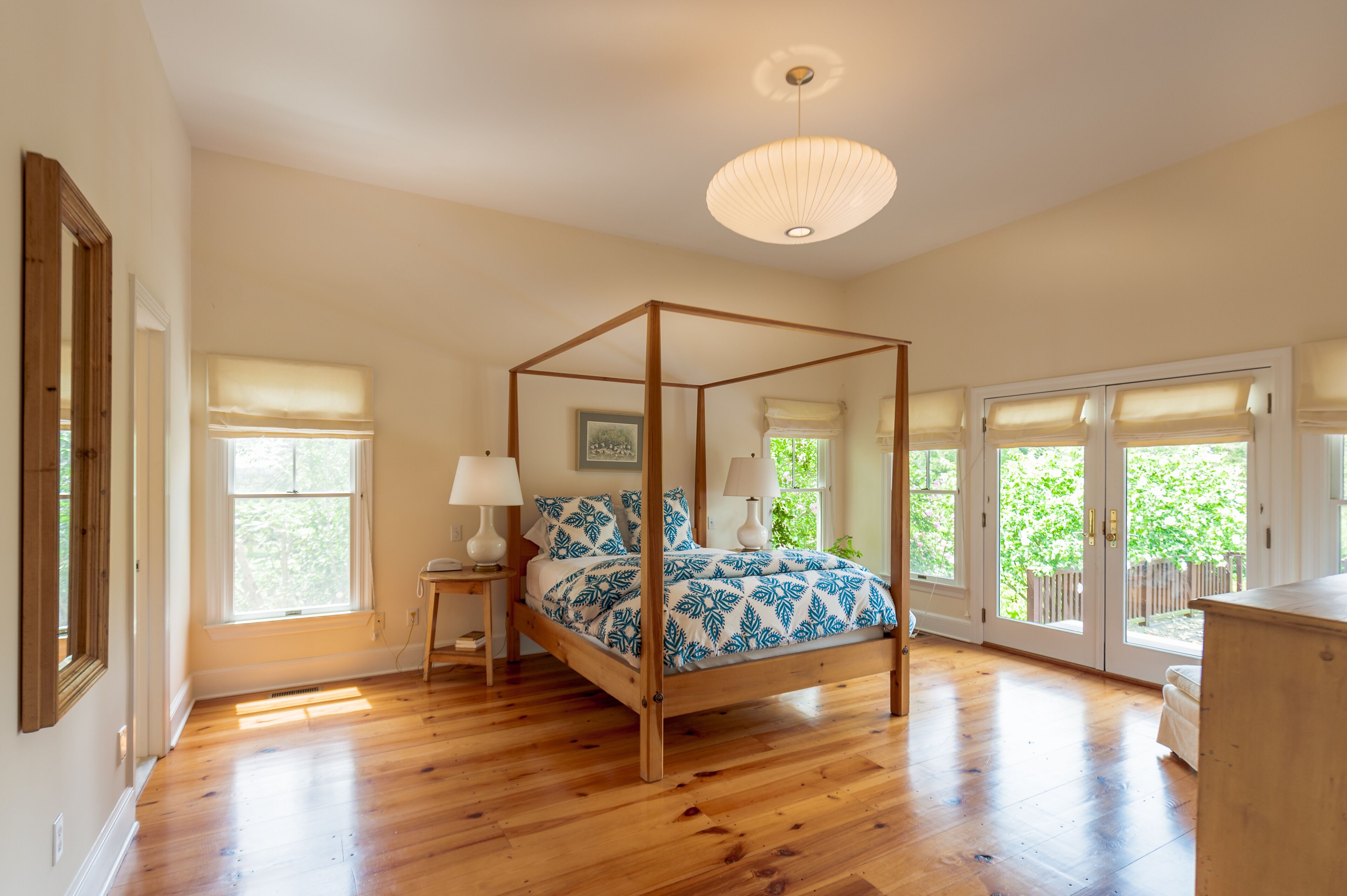 Tastefully Decorated and Lushly Landscaped Family Retreat with 60' Pool