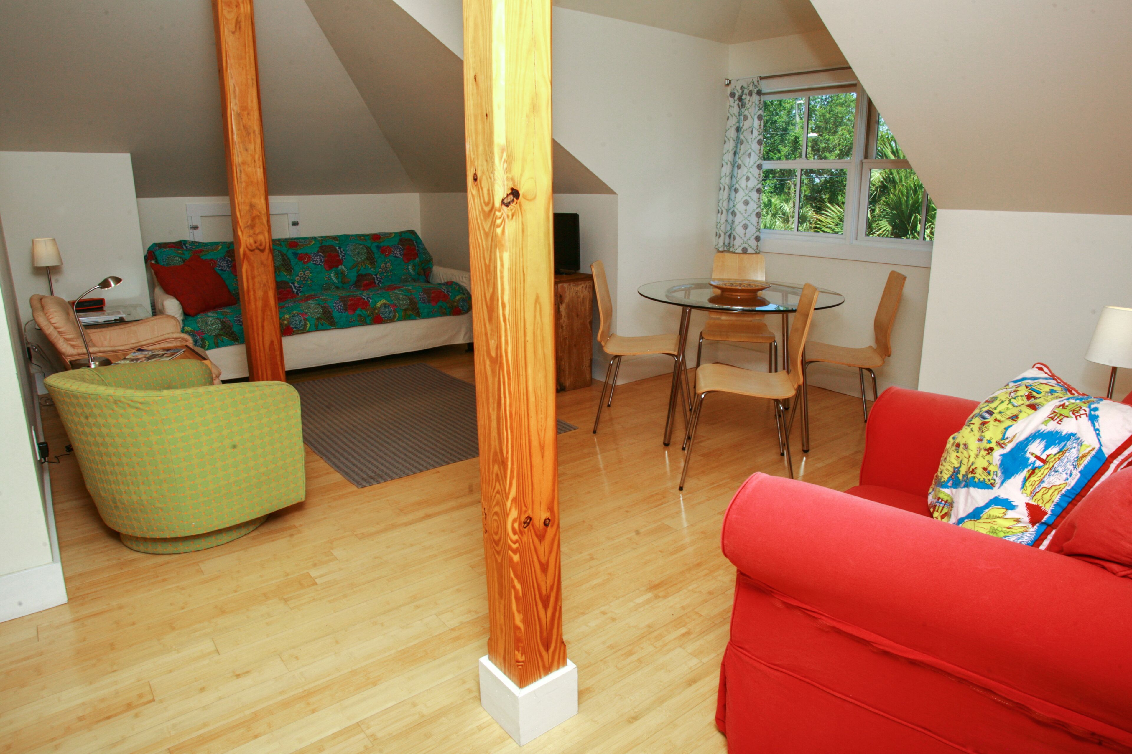 Private 2 bedroom apartment in the heart of the historic district.