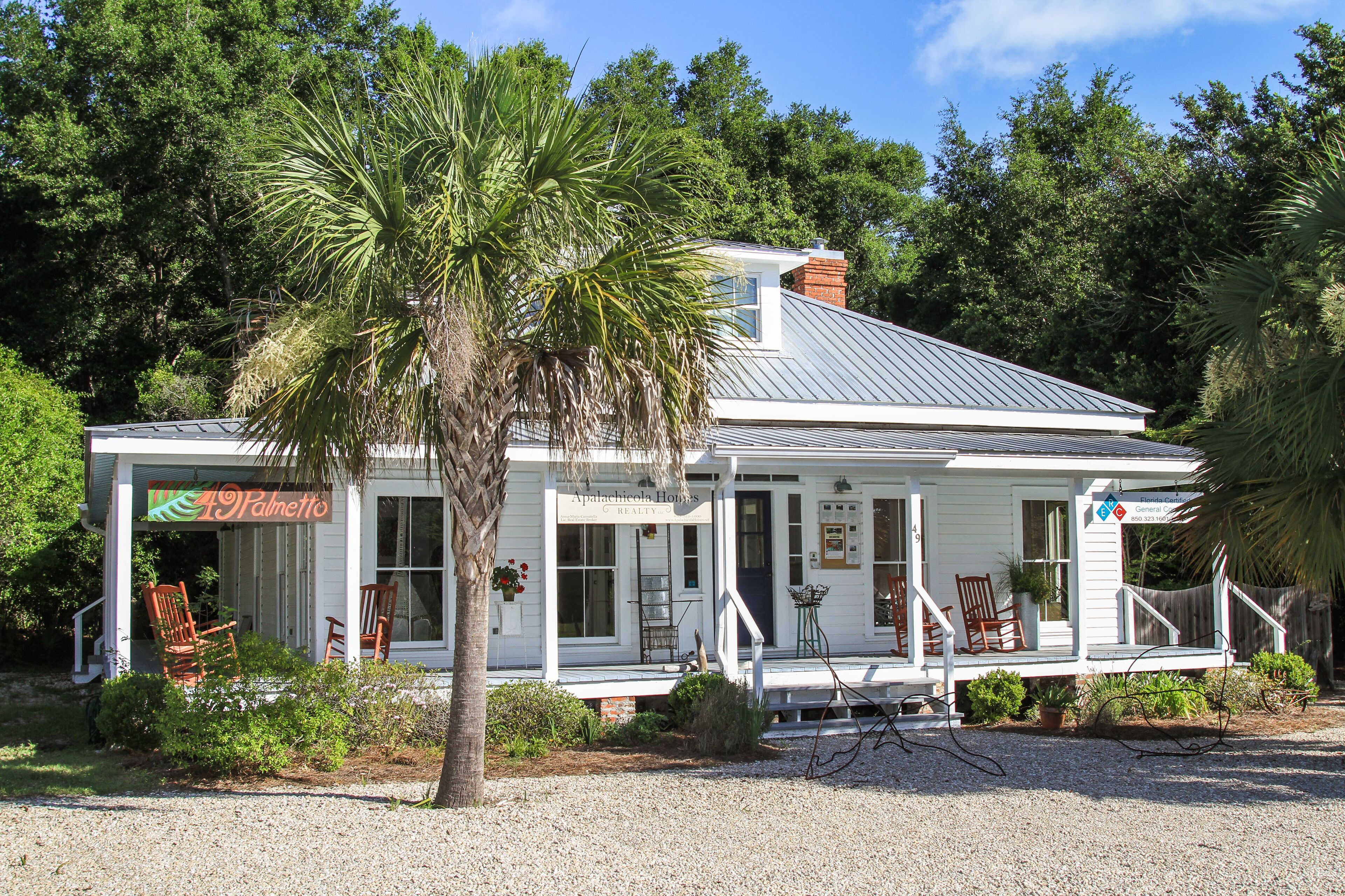 Private 2 bedroom apartment in the heart of the historic district.