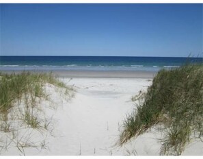 On the beach - Wingaersheek, Private & Public Beach, Beautiful Luxury Home, Ext'd Family  (Gloucester)