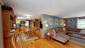 TV, fireplace, video games, DVD player - Wingaersheek, Private & Public Beach, Beautiful Luxury Home, Ext'd Family  (Gloucester)