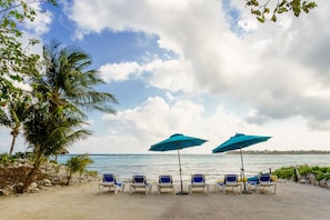 Sur la plage, chaise longue, serviettes de plage