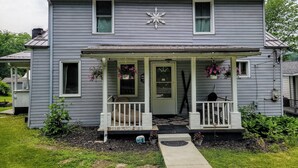 A two-story house with a porch, a flower box, and a mailbox. - In the ❤ of Ohiopyle. Central location, clean, charming. Large yard with firepit (Ohiopyle)
