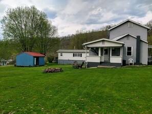 Exterior - In the ❤ of Ohiopyle. Central location, clean, charming. Large yard with firepit (Ohiopyle)