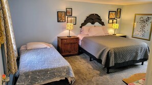 2 室のベッドルーム、デスク、アイロン / アイロン台、旅行用ベビーベッド