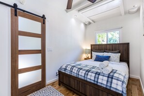 1 bedroom, iron/ironing board, free WiFi, bed sheets - Charming 1-Bedroom Home near Downtown Culver (Culver City)