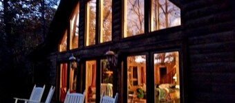 FALL is here!FREE nitew/3-Oct Stunning, huge, Walk to Lake/BEACH/River/pet/canoe