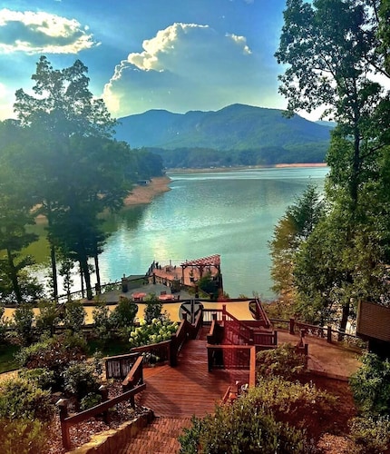 FREE nitew/3-Jan/Feb Stunning, huge, Walk to Lake/BEACH/River/pet/canoe