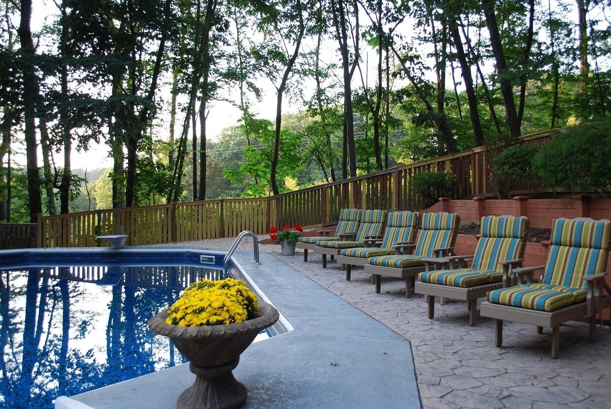 Enjoy a quiet stay in this adorable country cabin. Has 3 bedrooms & 2 1/2 baths