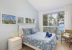 3 bedrooms, iron/ironing board, bed sheets - Relaxing Getaway - Waterfront Cottage (Summerland Point)
