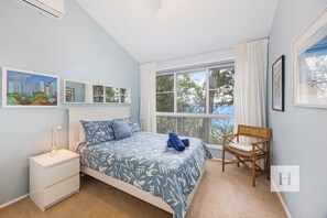 3 bedrooms, iron/ironing board, bed sheets