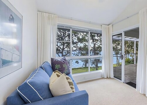 Relaxing Getaway - Waterfront Cottage