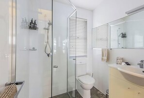 Shower, hair dryer, towels, soap - Relaxing Getaway - Waterfront Cottage (Summerland Point)