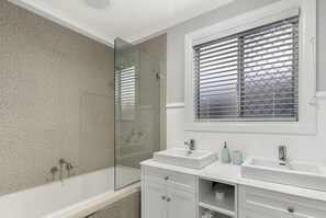 House, 3 Bedrooms | Bathroom | Combined shower/tub, hair dryer, towels - Settle in on 260 Settlement in Cowes (Cowes)