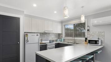 House, 3 Bedrooms | Private kitchen | Full-size fridge, microwave, oven, stovetop