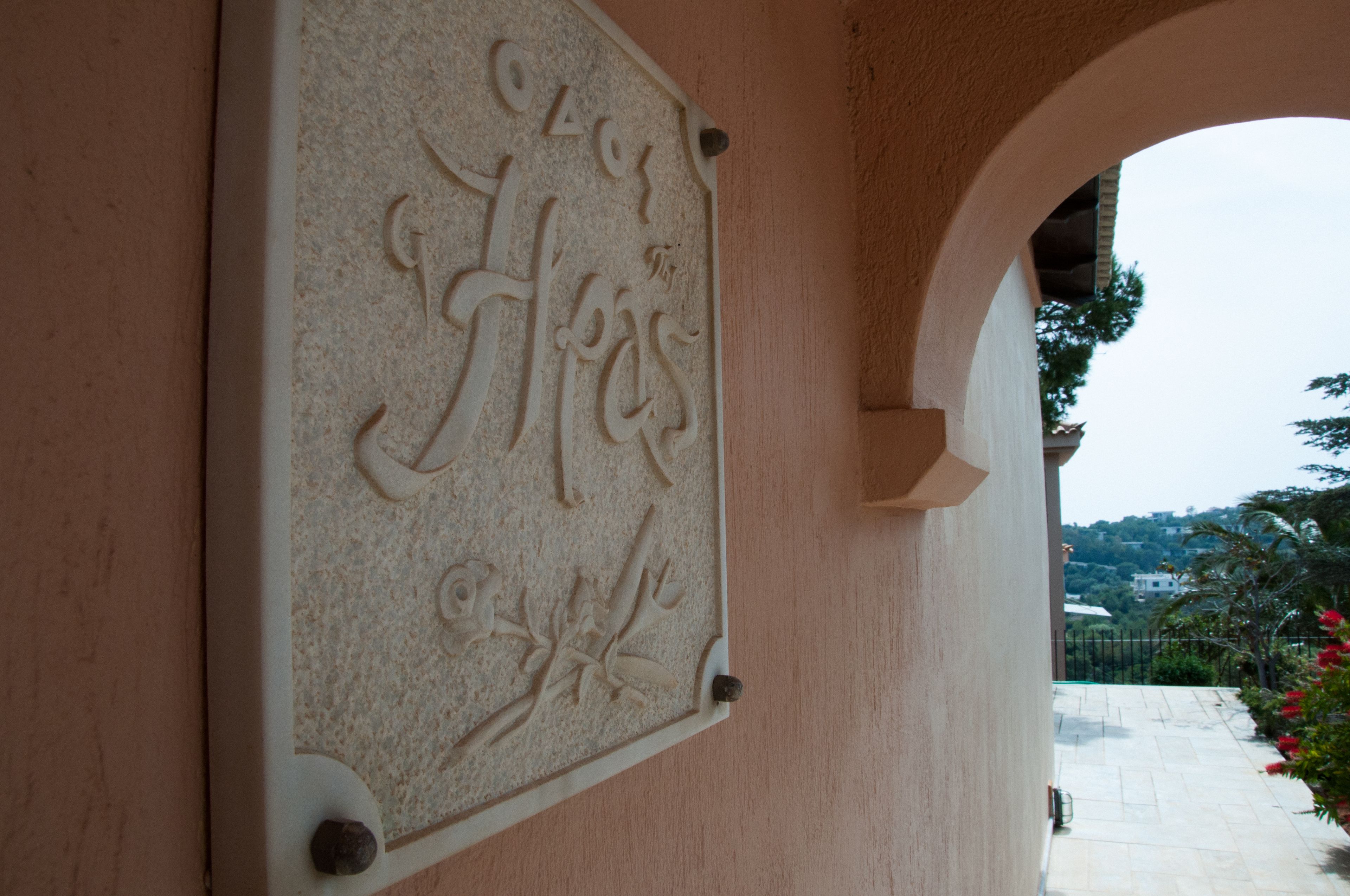Un mur orné de sculptures et d’inscriptions, ainsi qu’une plaque de pierre.