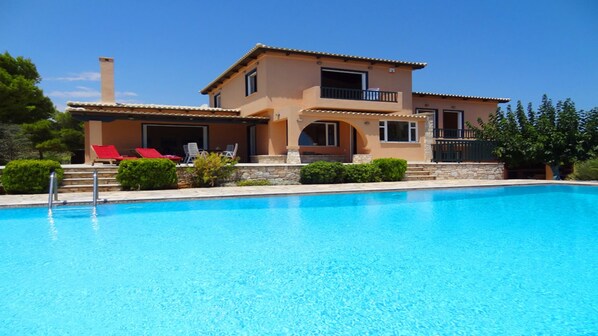 Alberca al aire libre por temporada y camastros 