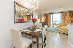 Dining - Amazing Water View, 1 Mile to Disney,Newly Renovated  (Orlando)