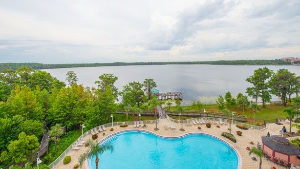 Une piscine avec vue sur un lac et un quai.