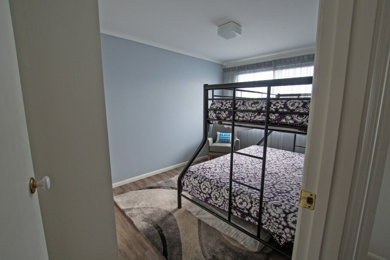 3 habitaciones, escritorio y tabla de planchar con plancha 