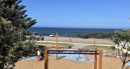 Killy Views Stunning Oceanfront View, Pet Friendly, Fireplace sleeps 7, 10 minutes to Phillip Island FREE EV Charging station (7kW)
