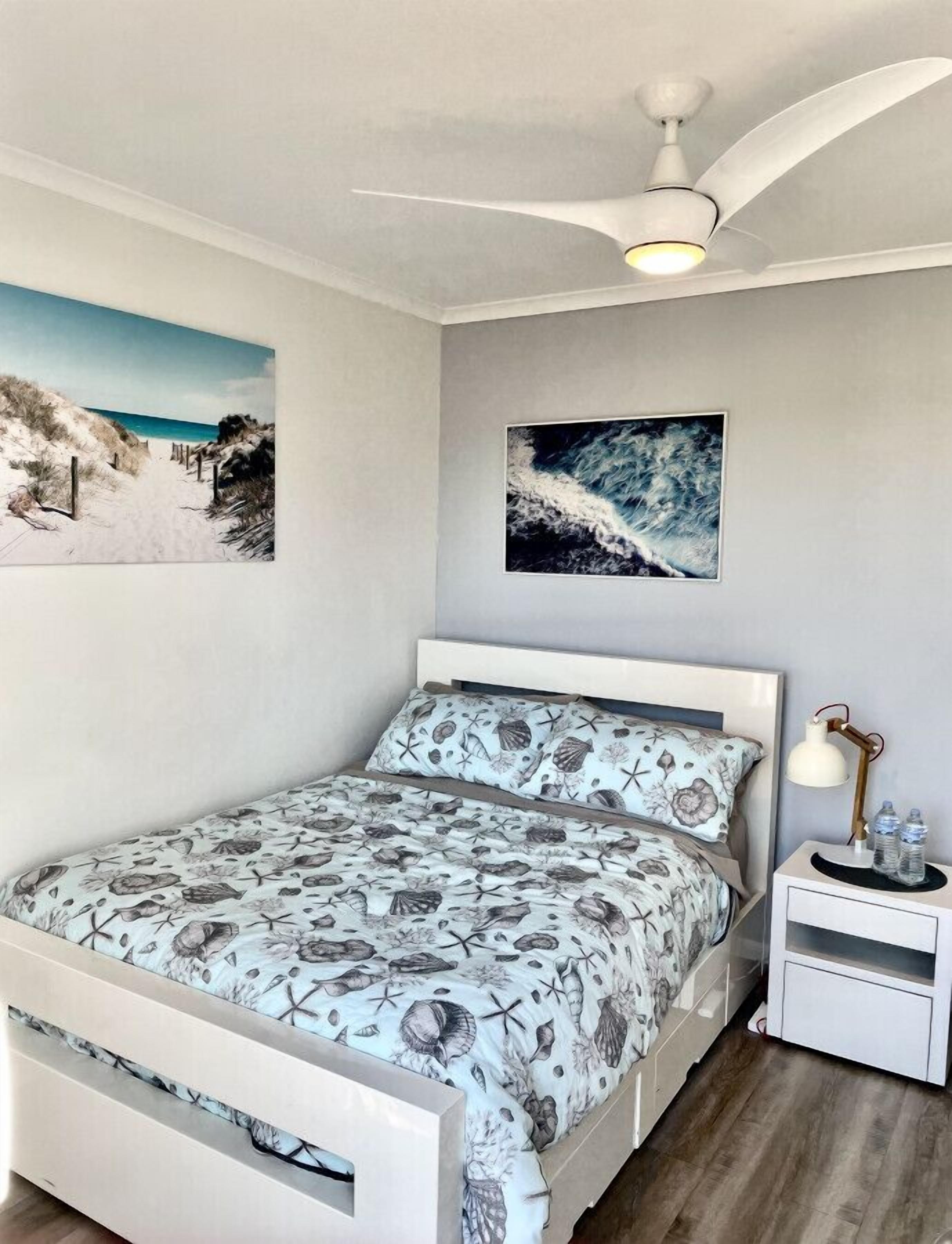 3 habitaciones, escritorio y tabla de planchar con plancha 