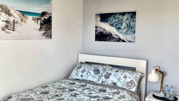 3 habitaciones, escritorio y tabla de planchar con plancha