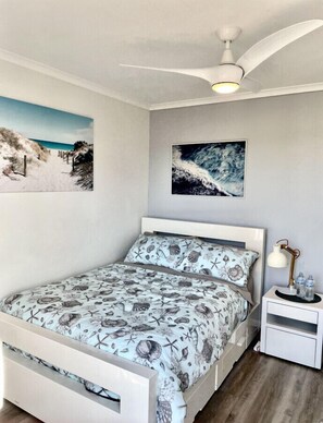 3 chambres, bureau, fer et planche à repasser, lit de bébé portatif