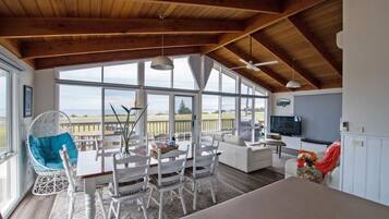 Smart TV, chimenea, reproductor de DVD y libros