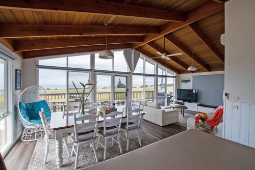 Killy Views Stunning Oceanfront View, Pet Friendly, Fireplace sleeps 7, 10 minutes to Phillip Island FREE EV Charging station (7kW)