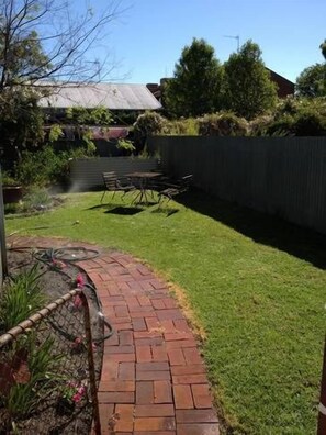 Outdoor dining - Stay at Simmons' cabin (Wagga Wagga)
