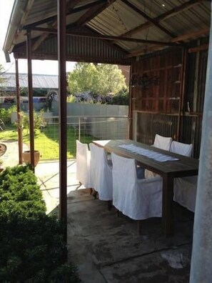 Outdoor dining - Stay at Simmons' cabin (Wagga Wagga)