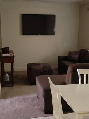 TV, DVD player, stereo - Stay at Simmons' cabin (Wagga Wagga)