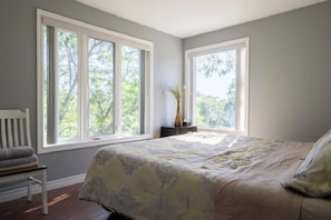 3 bedrooms, desk, iron/ironing board, travel crib