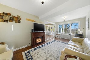Living room w/ office workspace (adjustable desk) ravine & seasonal river views - River Views | Pool Table | EV Charger | Hiking Trails | Near Niagara Falls (St. Catharines)