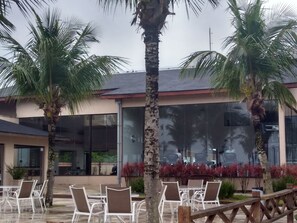 Outdoor dining - House in a Hanga Roa Resort in Bertioga. Gated community (Bertioga)