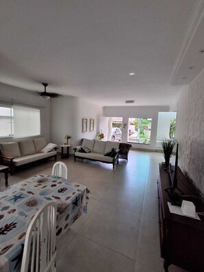 TV, table football, ping pong, books - House in a Hanga Roa Resort in Bertioga. Gated community (Bertioga)