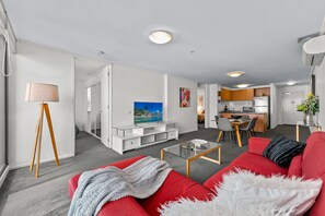 Smart TV, books - Exclusive Stays - Summit (Southbank)