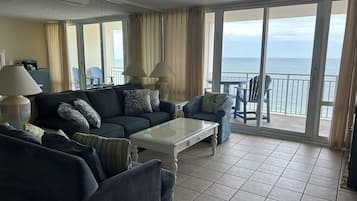 TV a schermo piatto, lettore DVD, tavolo da ping pong