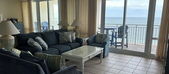 Suora Oceanfront Condo 11. kerroksessa, josta on upeat näkymät merelle ja lahdelle