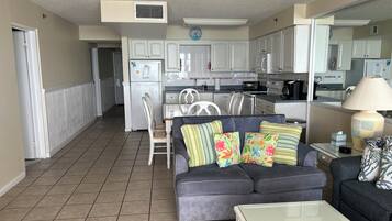 TV a schermo piatto, lettore DVD, tavolo da ping pong