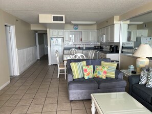 Taulutelevisio, DVD-soitin, pöytätennispöytä