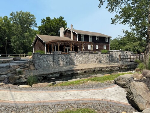 Charming Colonial w/Stream Access Pet Friendly