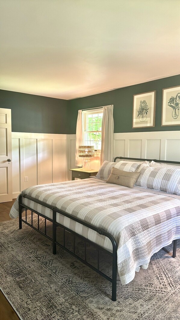 5 bedrooms, iron/ironing board, WiFi, bed sheets
