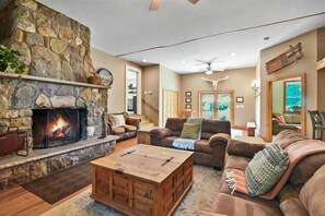 Smart TV, fireplace, DVD player, ping pong - Spacious Colonial with streamside access and minutes from popular attractions (Tannersville)